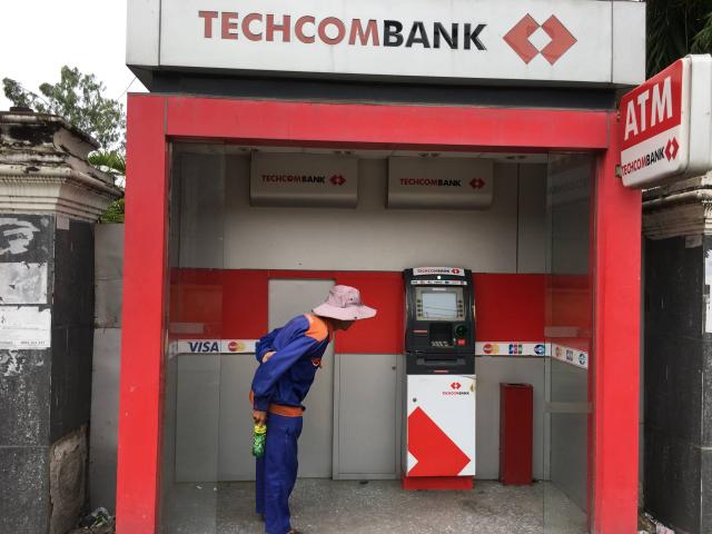 Phá ATM nhưng không lấy được tiền, trộm cay đắng vứt lại xà beng