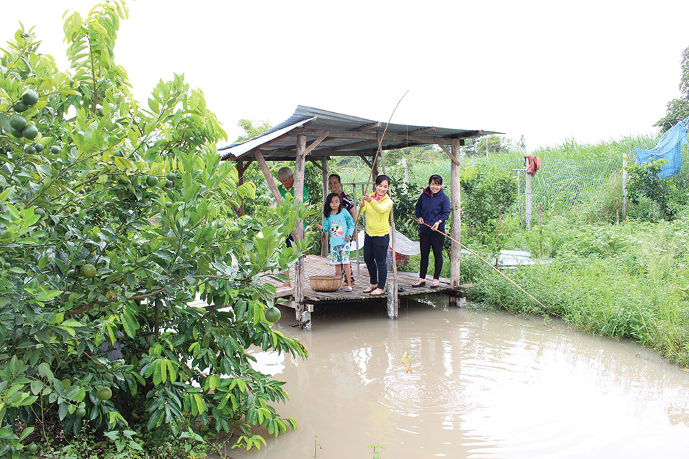 Vườn sinh thái: Khám phá thiên nhiên trong không gian xanh của vườn sinh thái. Với hàng trăm loài cây trồng đa dạng, các đường mòn đi bộ, hồ cá đầy đủ, và nhiều hoạt động giải trí cả cho người lớn và trẻ em, đây là điểm đến lí tưởng cho những ai thích dành thời gian tản bộ và thư giãn.