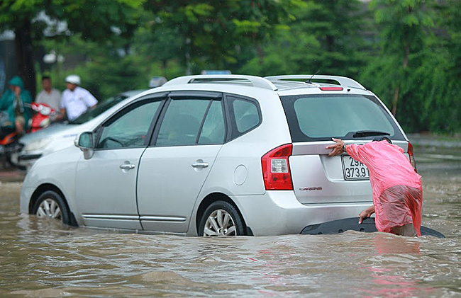 anh: bi hai boi xuong tren duong ngap trong khu do thi o ha noi hinh anh 10