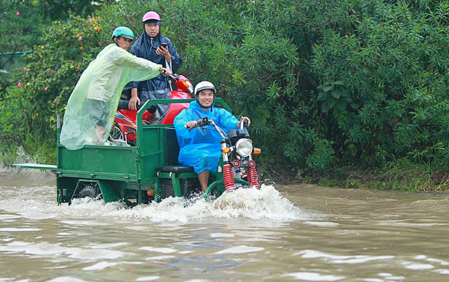 anh: bi hai boi xuong tren duong ngap trong khu do thi o ha noi hinh anh 11