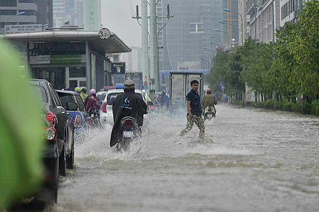 anh: mua lon keo dai, nhieu tuyen duong tai ha noi thanh 