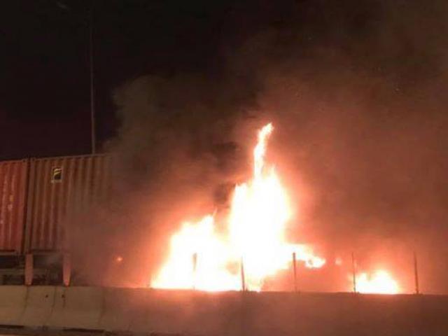 Xe khách bốc cháy sau cú tông kinh hoàng với xe container, 2 người thiệt mạng