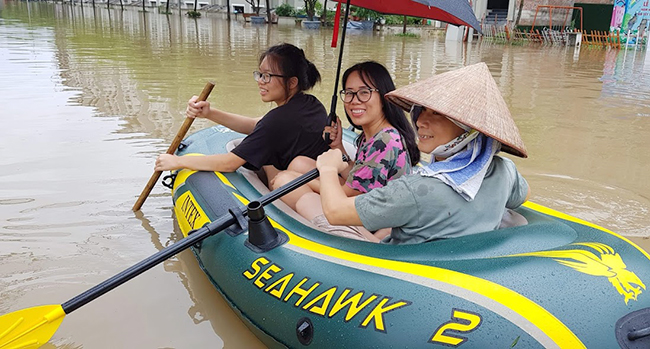 anh: bi hai boi xuong tren duong ngap trong khu do thi o ha noi hinh anh 2