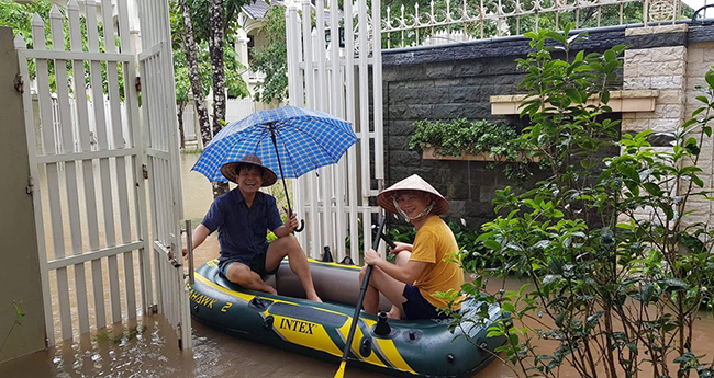 anh: bi hai boi xuong tren duong ngap trong khu do thi o ha noi hinh anh 3