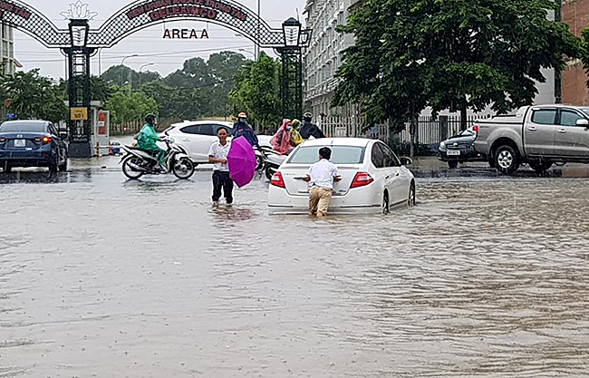 anh: bi hai boi xuong tren duong ngap trong khu do thi o ha noi hinh anh 4