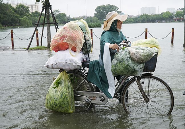 anh: mua lon keo dai, nhieu tuyen duong tai ha noi thanh 