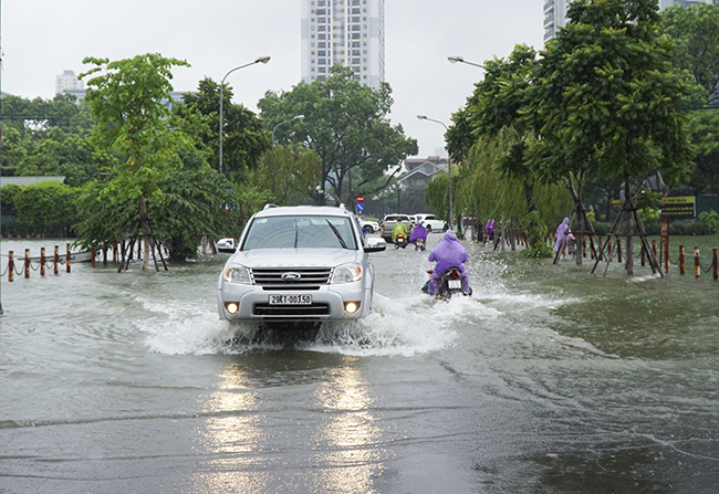 anh: mua lon keo dai, nhieu tuyen duong tai ha noi thanh 