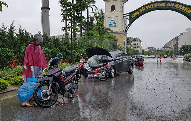 anh: bi hai boi xuong tren duong ngap trong khu do thi o ha noi hinh anh 6