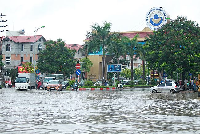 anh: bi hai boi xuong tren duong ngap trong khu do thi o ha noi hinh anh 7