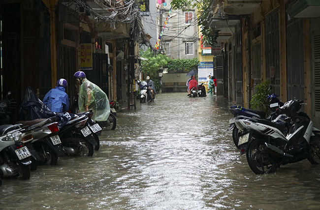 anh: mua lon keo dai, nhieu tuyen duong tai ha noi thanh 