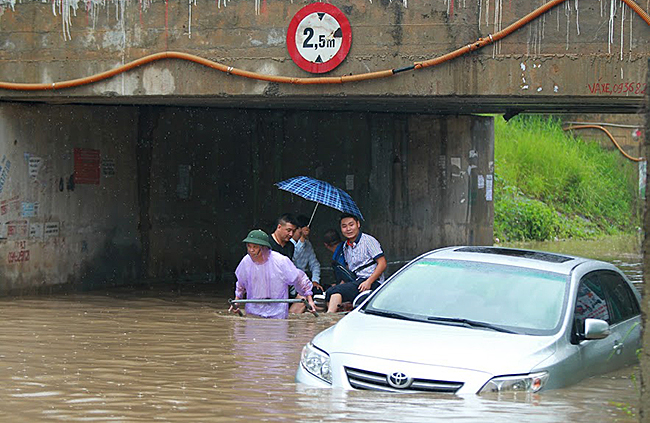 anh: bi hai boi xuong tren duong ngap trong khu do thi o ha noi hinh anh 8