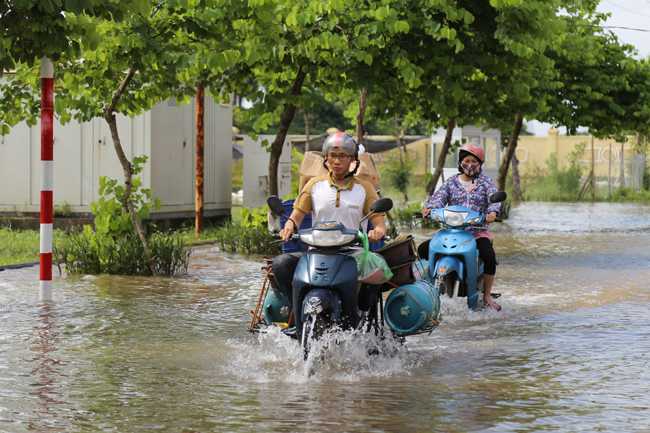 anh: loi nuoc ngap hot hai tim cho cung trong khu do thi o ha noi hinh anh 5