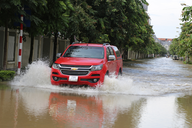 anh: loi nuoc ngap hot hai tim cho cung trong khu do thi o ha noi hinh anh 7