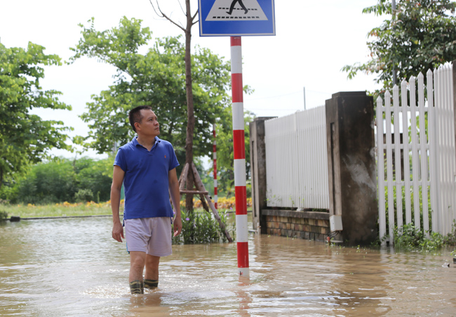 anh: loi nuoc ngap hot hai tim cho cung trong khu do thi o ha noi hinh anh 10