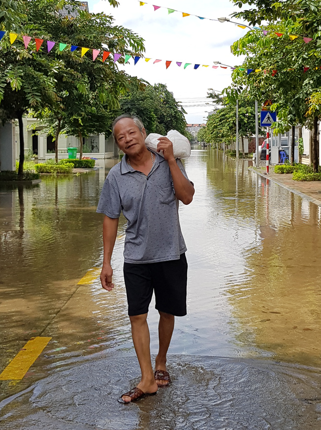 anh: loi nuoc ngap hot hai tim cho cung trong khu do thi o ha noi hinh anh 6