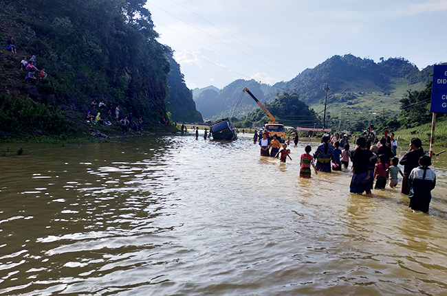 bi hai canh di qua quoc lo bang thuyen: gian nan duong len son la hinh anh 9