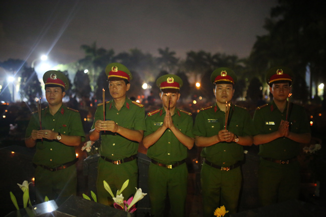 anh: cha bac rau lang le tham mo con trai giua nghia trang liet si hinh anh 10