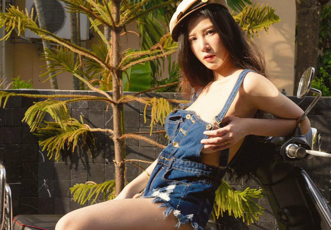 phat sot canh nguoi dep sexy rua xe tay ga vespa hinh anh 7