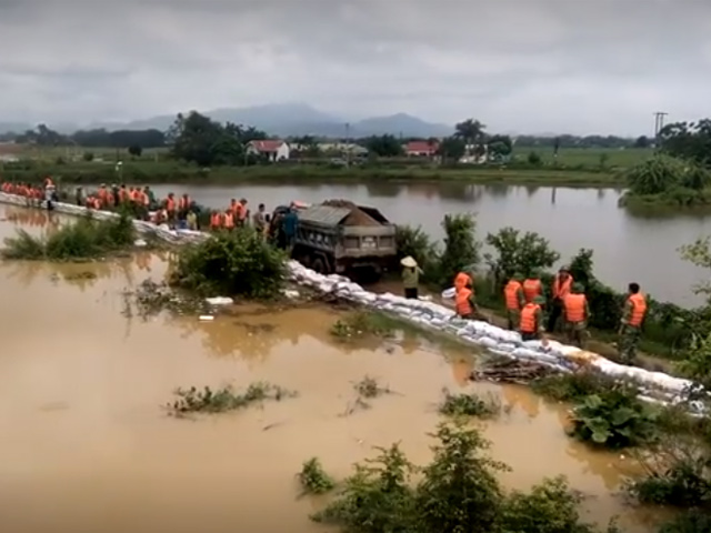 Video: Nước tràn qua đê, người dân trắng đêm chạy lụt ở Chương Mỹ, Hà Nội