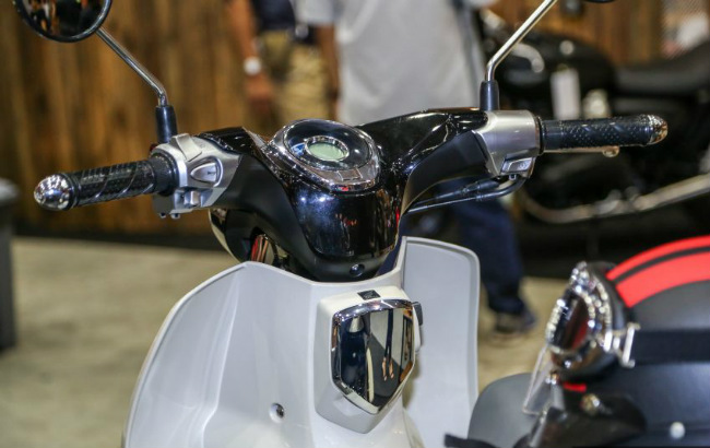 2018 honda c125 super cub ban mau den trang dep phat me hinh anh 5