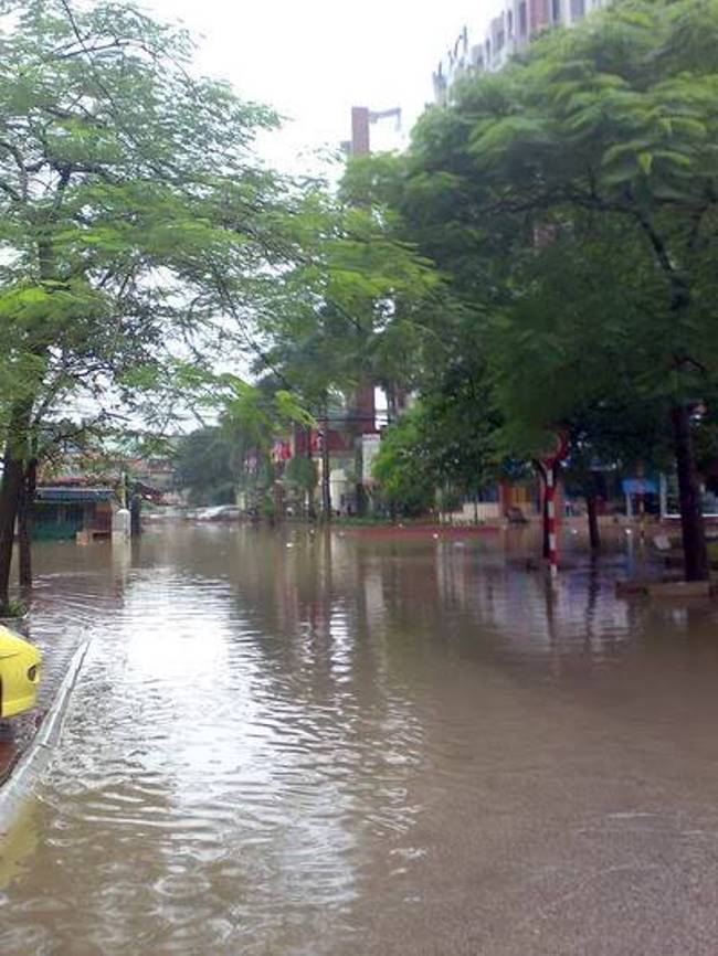 anh tran lut lich su nam 2008 o ha noi: 10 nam nhin lai van choang hinh anh 1