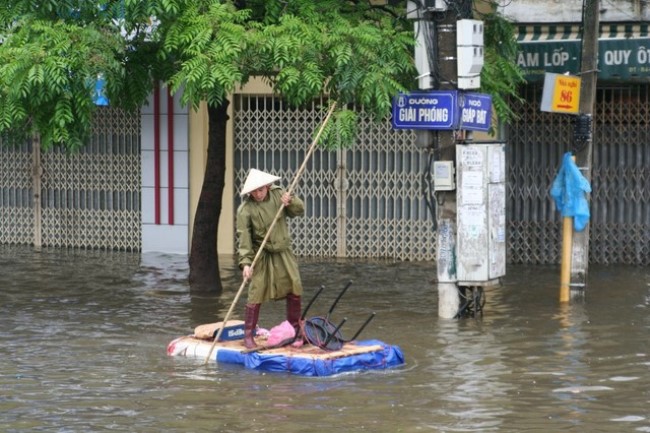 anh tran lut lich su nam 2008 o ha noi: 10 nam nhin lai van choang hinh anh 14