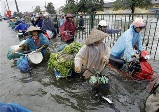 anh tran lut lich su nam 2008 o ha noi: 10 nam nhin lai van choang hinh anh 15