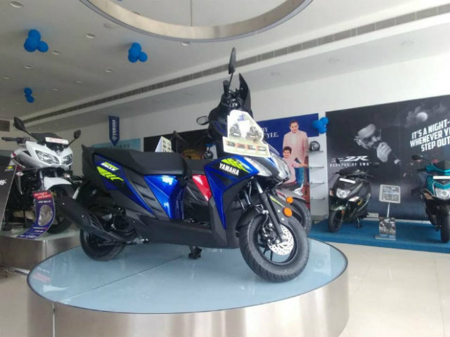 Yamaha Ray ZR Street Rally về đại lý, Honda Vision giật mình