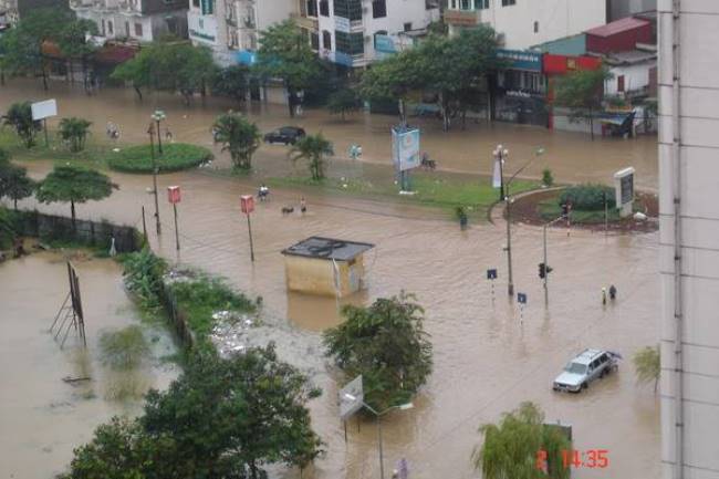 anh tran lut lich su nam 2008 o ha noi: 10 nam nhin lai van choang hinh anh 2