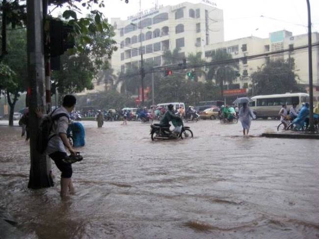 anh tran lut lich su nam 2008 o ha noi: 10 nam nhin lai van choang hinh anh 3