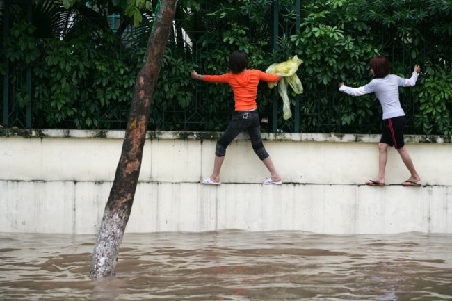 anh tran lut lich su nam 2008 o ha noi: 10 nam nhin lai van choang hinh anh 6