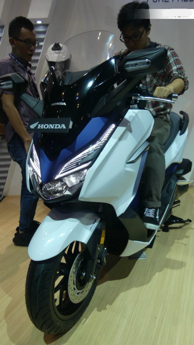 Honda Forza 300 phiên bản hàng hiếm về Việt Nam giá 345 triệu đồng