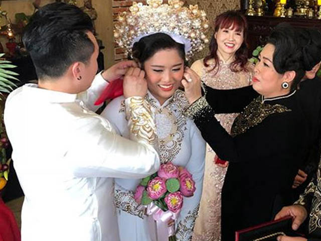 NSND Hồng Vân đeo hoa tai mừng con gái lên xe hoa theo chồng về Mỹ
