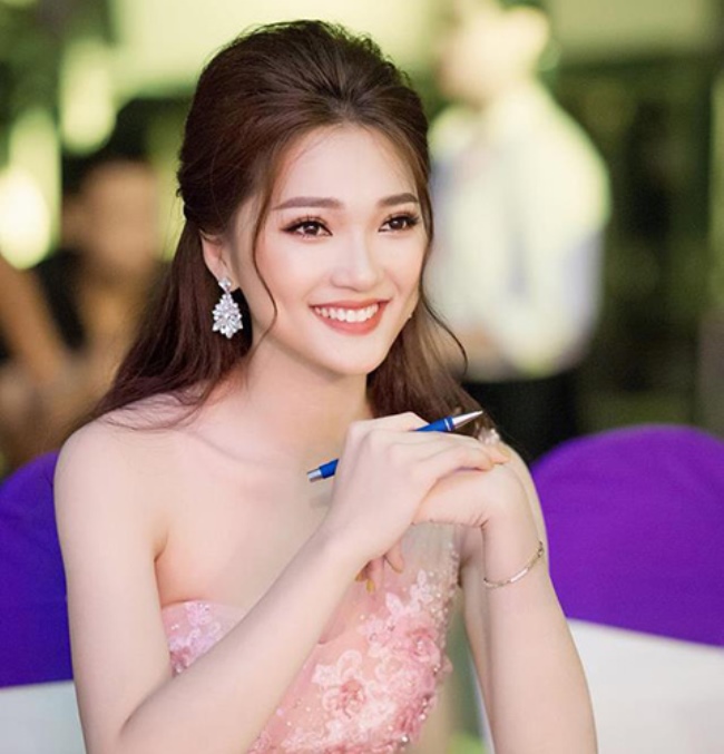 ve kha ai cua hot girl xu nghe la ban gai tin don cua van duc u23 hinh anh 1