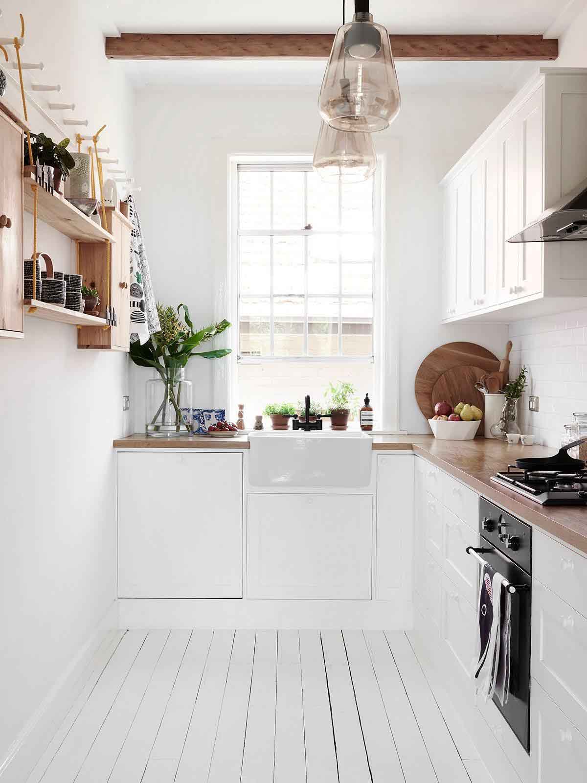Bạn đang muốn tiết kiệm diện tích bếp một cách thông minh? Hãy tham khảo cách sắp xếp tủ và kệ bếp để tránh lãng phí không gian. Những ý tưởng sáng tạo chắc chắn sẽ giúp cho gian bếp của bạn gọn gàng hơn và vừa đẹp mắt lại vừa tiện dụng hơn.