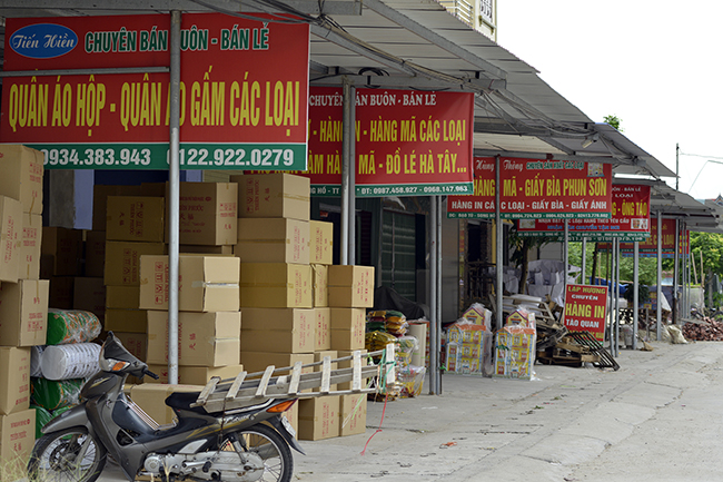 anh: lang chuyen san xuat tau bay giay, xe sh gia tram ngan vao mua hinh anh 1