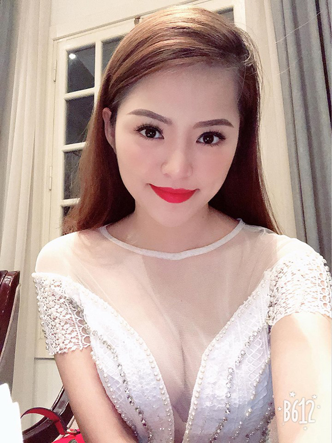 xem mat hot girl tung khien fan doi tuyen u23 viet nam 