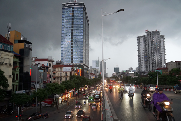 Cơn giông chiều 12.8 gây mưa tại các quận nội thành Hà Nội.