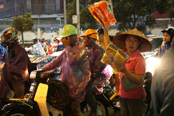 Áo mưa bán rất chạy, dù được rao với giá 20.000 đồng, cao gấp nhiều lần bình thường.