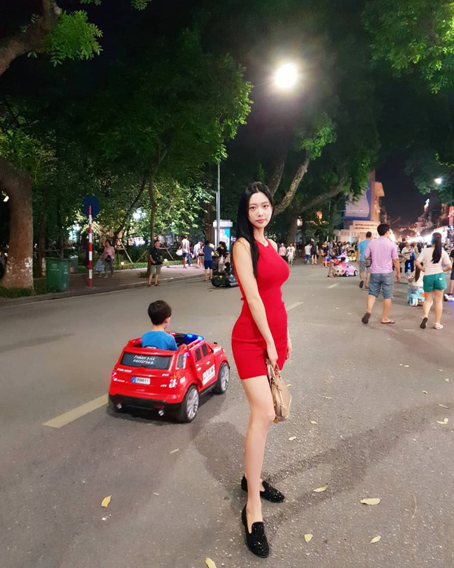 my nhan goi cam xu han gay ngo ngang o pho di bo ha noi hinh anh 3