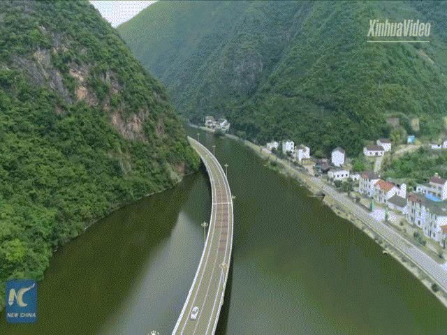 Chiêm ngưỡng cung đường cao tốc trên mặt nước đẹp nhất ở Trung Quốc