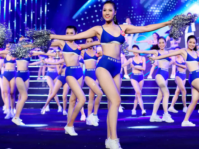 Xem màn mặc bikini nhảy múa cực gợi cảm của thí sinh Hoa hậu Việt Nam năm nay