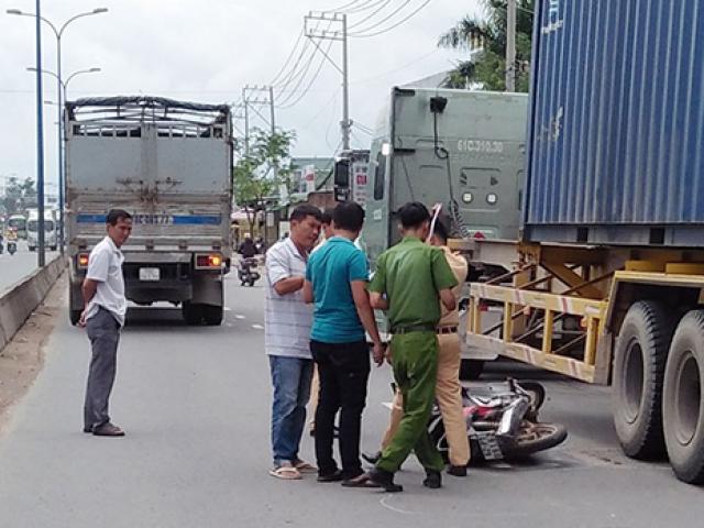 Xe máy bị kẹp giữa hai ô tô, hai cha con thương vong