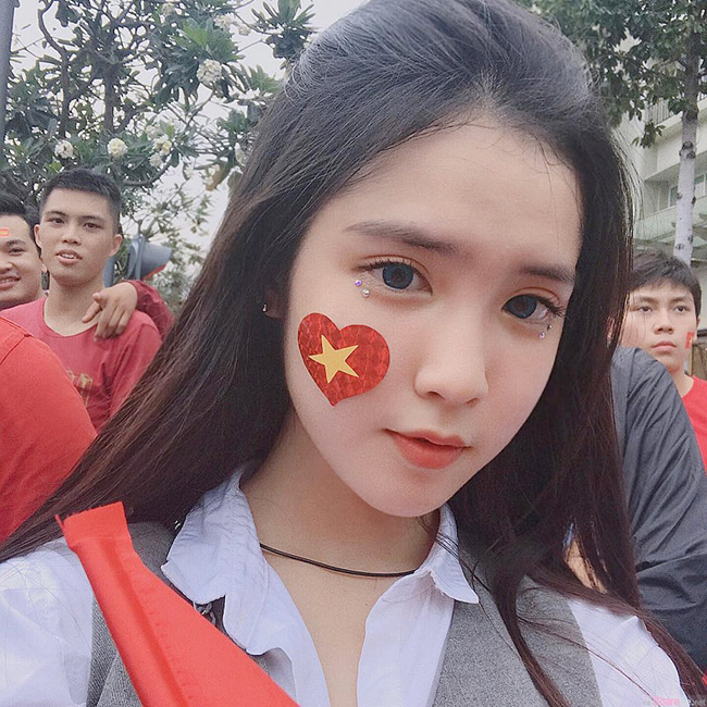 fan girl qua xinh dep cua u23 viet nam khien dan mang do ram ram hinh anh 1