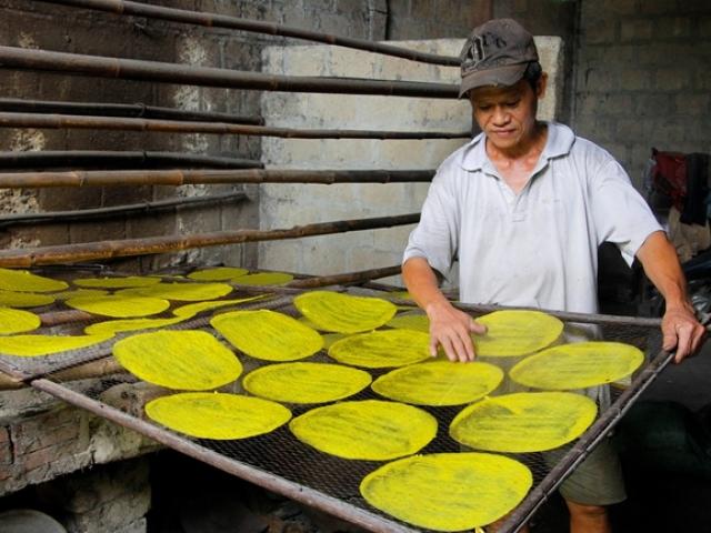 Làng nghề bánh tráng 1.000 đồng nằm bên sông ở xứ Huế