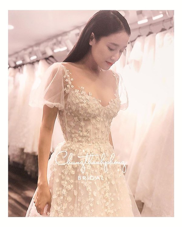 Ngắm váy cưới của nhà thiết kế Việt tại tiệm đồ cưới nổi tiếng nhất New York