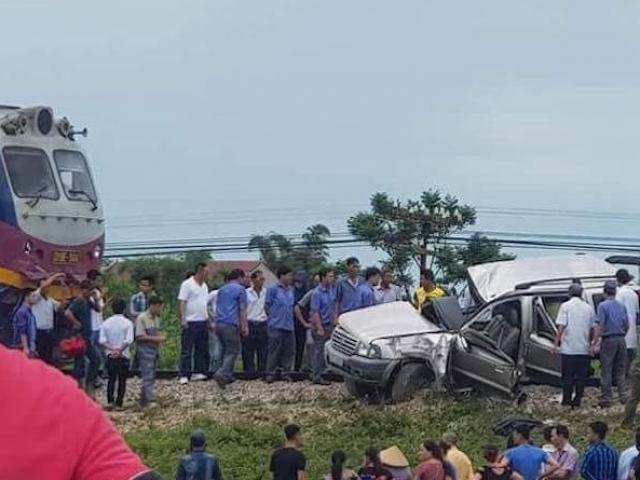 Đi thắp hương ngày rằm, ô tô 7 chỗ bị tàu hoả tông, 4 người thương vong