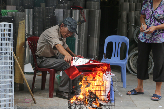 anh: dan pho co bay le, hoa vang ngay tren via he dung ram thang 7 hinh anh 9