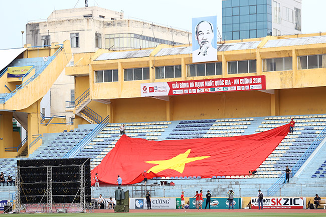 Tại sân vận động Hàng Đẫy, màn hình led cùng quốc kỳ kích cỡ khổng lồ được người hâm mộ chuẩn bị kỹ lưỡng.