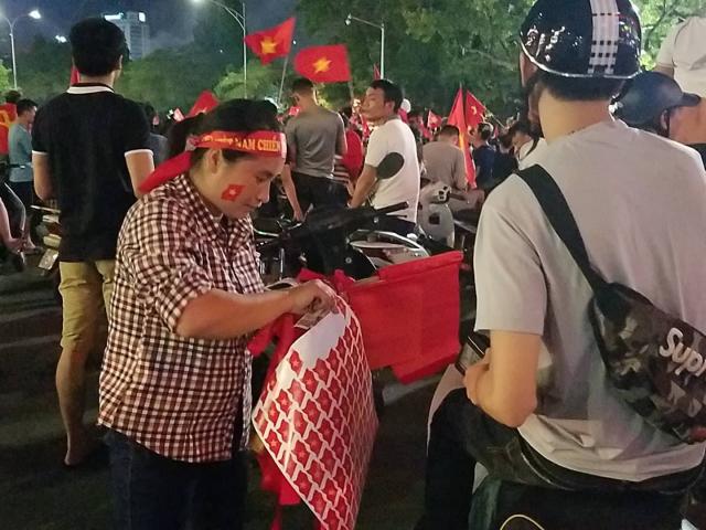 U23 Việt Nam vào bán kết ASIAD, người dân kiếm tiền triệu sau vài chục phút bán cờ